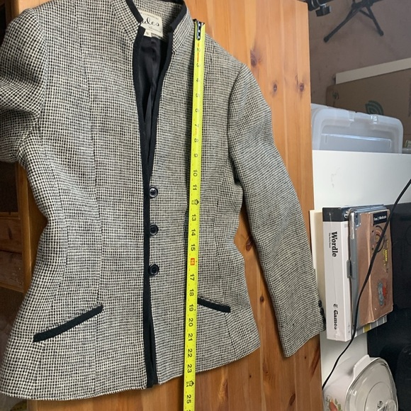 Jules Vintage Fitted Blazer, Lined, 100% Wool, Like New Condition - Picture 9 of 13